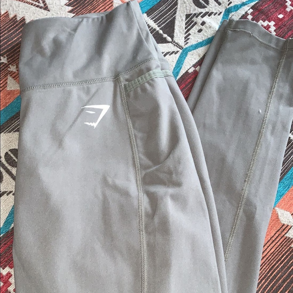 Gym shark leggings